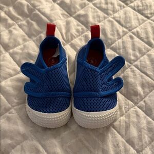 Cat & Jack toddler water shoes, size 5